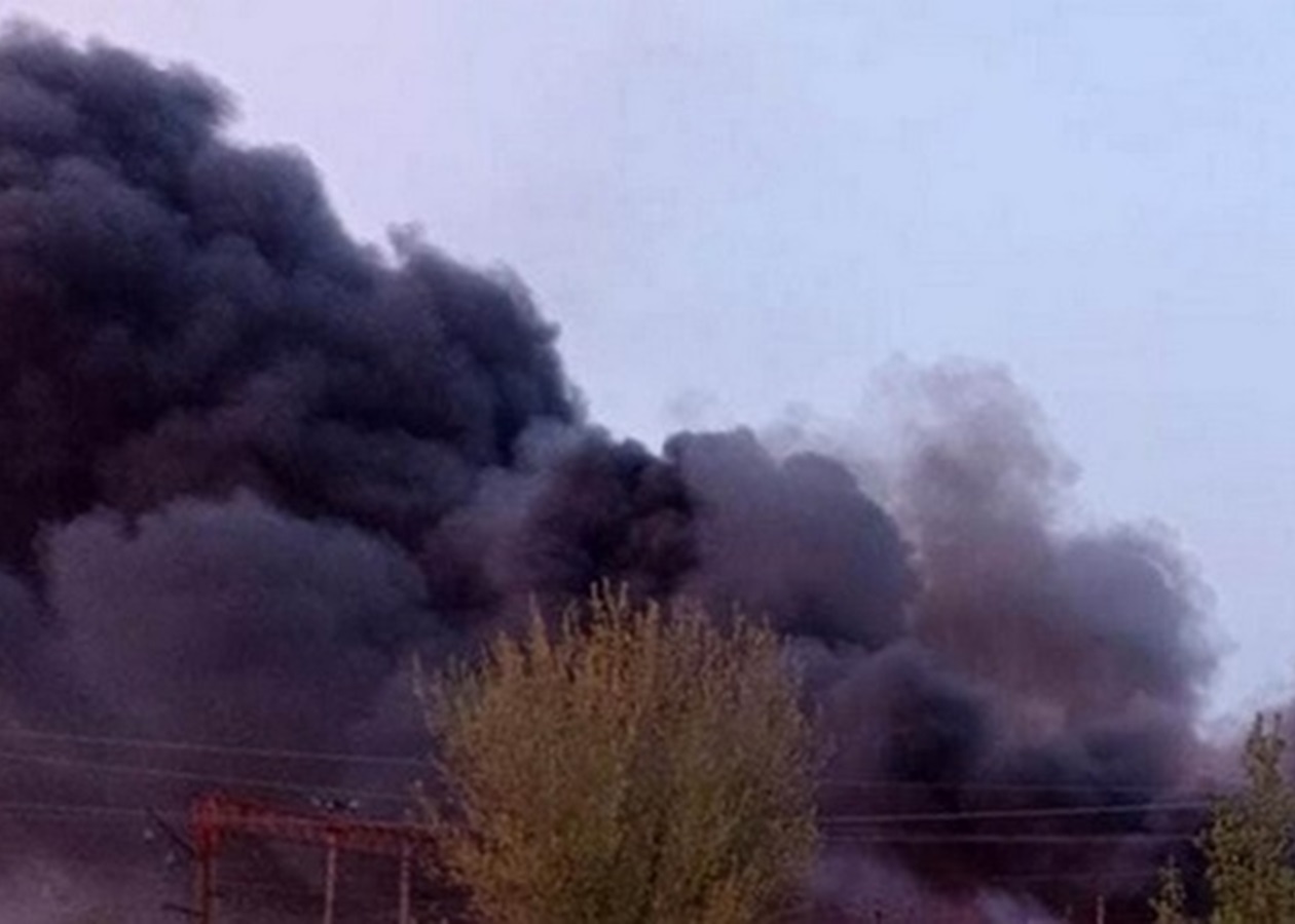 У Сумах росіяни влучили в об’єкт промисловості, є жертва