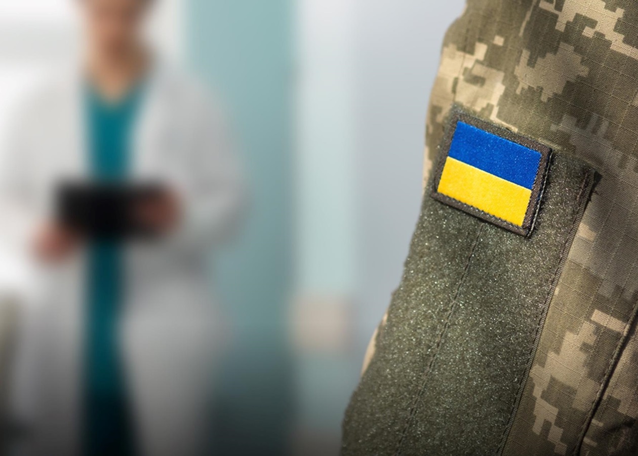 В Хмельницькому ТЦК чоловік зістрибнув з вікна другого поверху