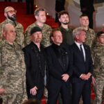 Боно з’явився на Каннському фестивалі разом з військовими ЗСУ