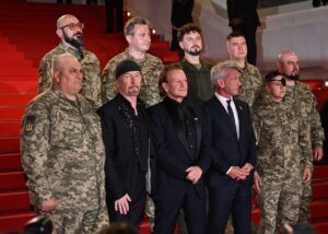 Боно з’явився на Каннському фестивалі разом з військовими ЗСУ