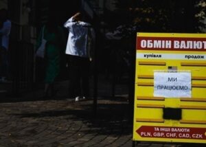 В обмінниках триває зниження долара, євро дорожчає