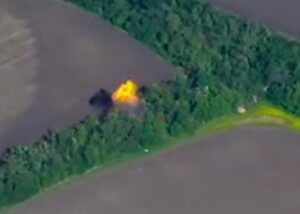 Оператори дронів уразили російську станцію РЕБ
