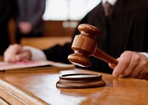 На Львівщині судили школярку, яка під музику РФ вилізла на дорожній знак
