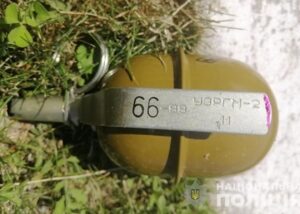 На Київщині посеред вулиці вибухнула граната, троє поранених
