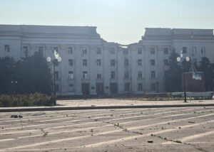 Росіяни зруйнували КАБами центр Херсона