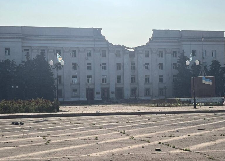 Росіяни зруйнували КАБами центр Херсона