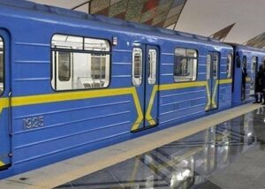 Пошкодження колій метро у Києві: між двома станціями курсуватиме автобус