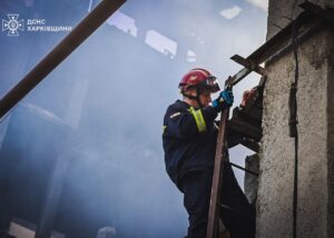 У Харкові внаслідок удару РФ горить багатоквартирний дім
