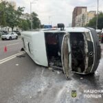 Посеред проспекту у Києві перекинувся мікроавтобус