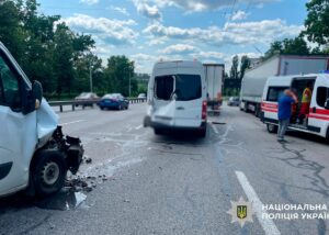 У Києві мікроавтобус протаранив авто, постраждали діти