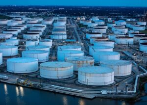 Нафтові резерви США впали до річного мінімуму