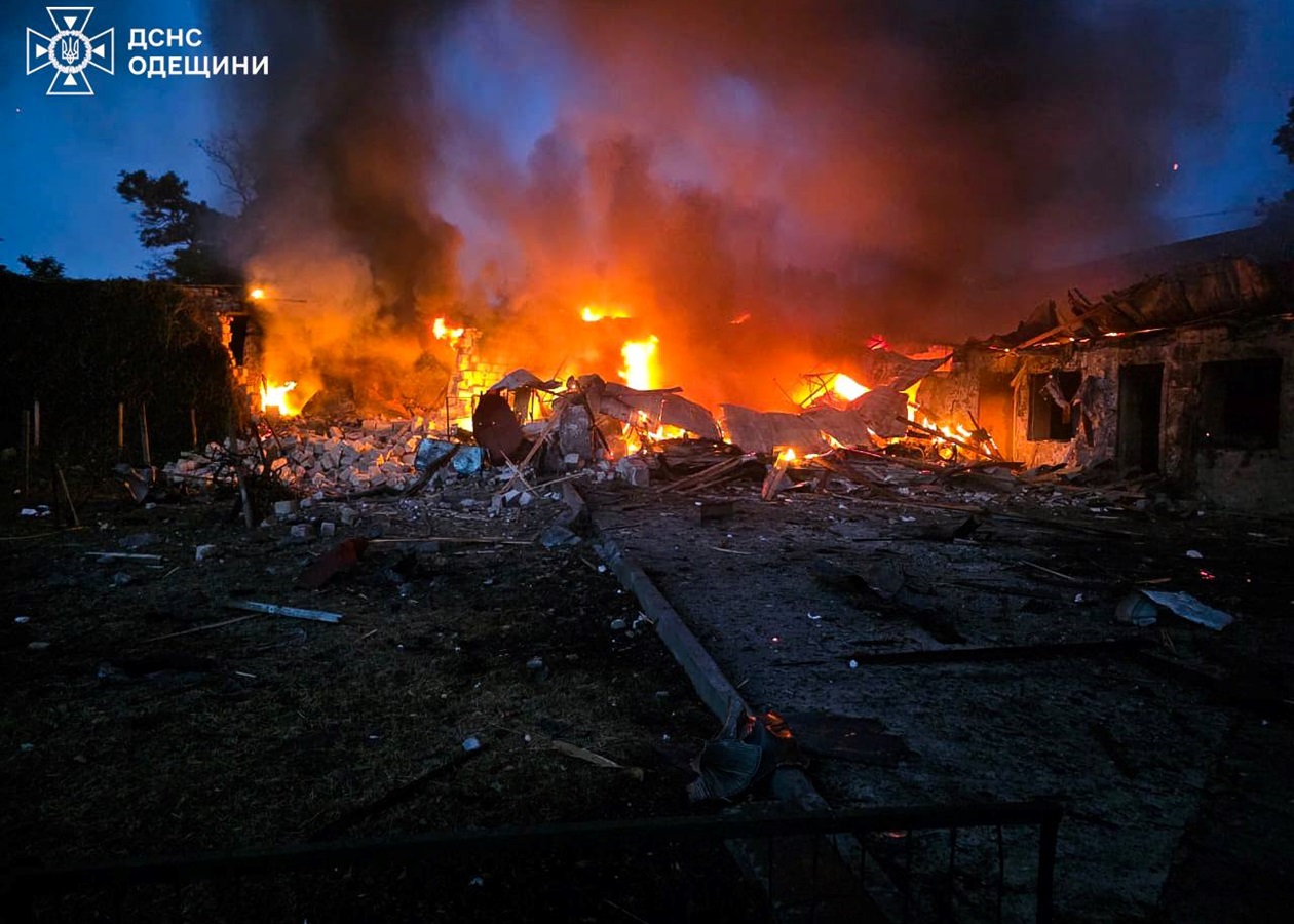 Удар по Одещині: горіли станція швидкої та будинки
