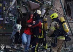 Удар по Києву: зруйнований під'їзд, є загиблі