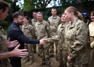 Зеленський і Стармер зустрілися з бійцями ЗСУ, що готуються у Британії
