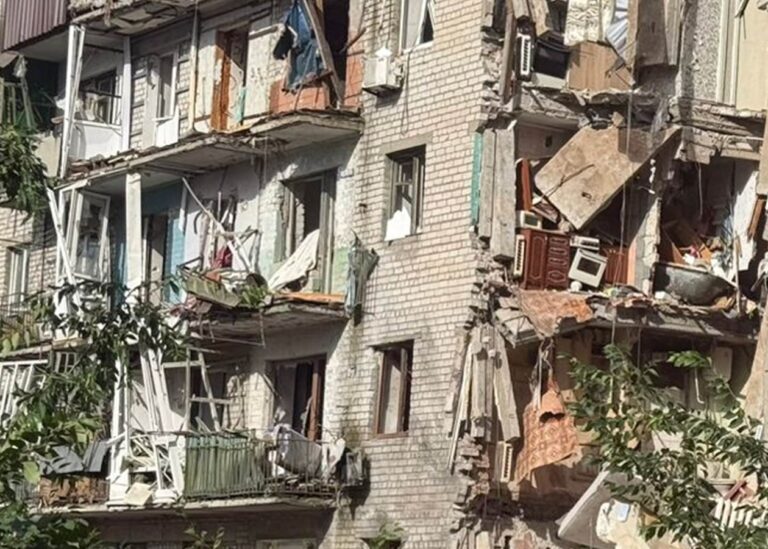Росіяни атакували п'ятиповерхівку у Лимані
