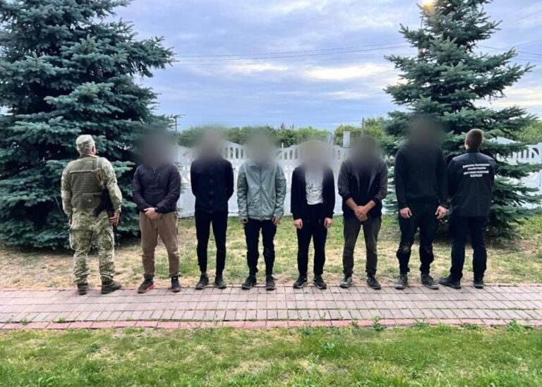 Йшли в Угорщину: прикордонники викрили групу порушників