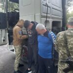 На Рівненщині прикордонники виявили порушника у фурі під ліжком