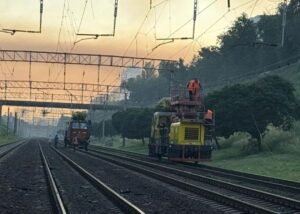 У Києві через нічну атаку пошкоджено залізницю: потяги затримуються