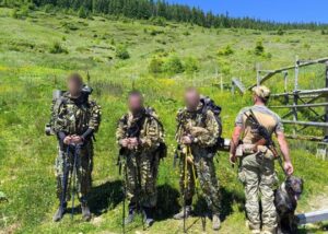 В Карпатах службовий пес допоміг затримати ухилянтів