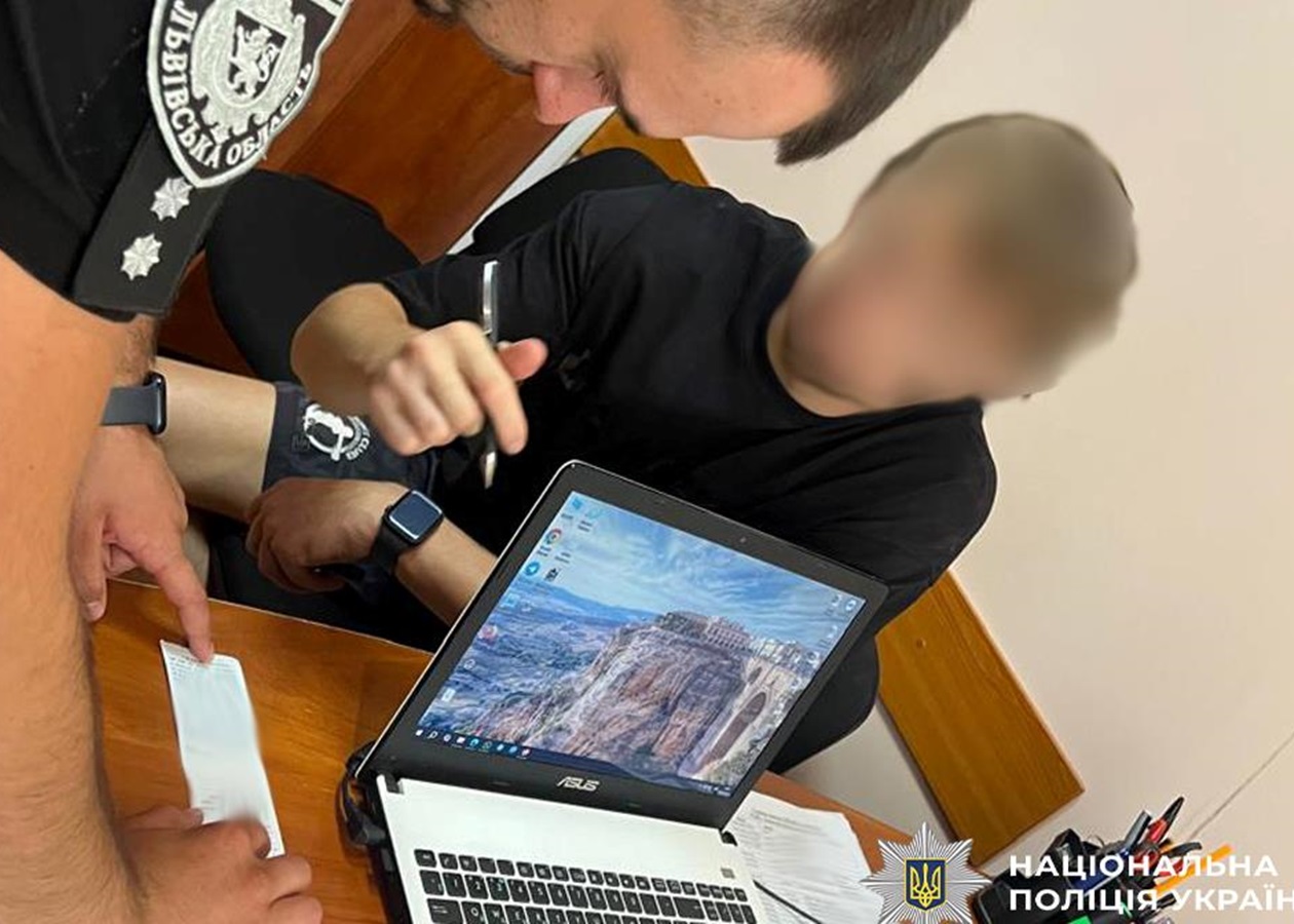 На Львівщині батько вчергове посадив за кермо 8-річну доньку
