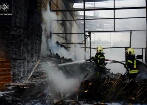 Наймасштабніший обстріл Луцька: рятувальники ліквідували пожежу
