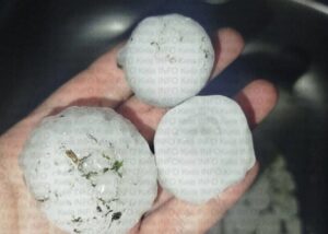 Під Києвом випав град розміром з куряче яйце