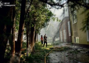 У Сумах росіяни повторно вдарили по місцю, де працювали рятувальники