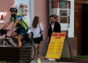 Офіційний курс долара завершив тиждень падінням