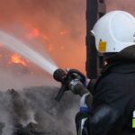 У Києві після удару БПЛА горить дах будівлі
