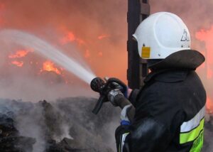 У Києві після удару БПЛА горить дах будівлі