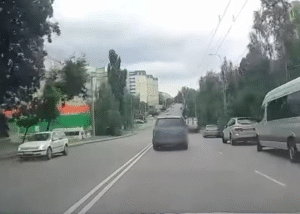 У Рівному п'яний водій врізався в магазин, тікаючи від патрульних