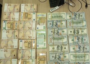 В українця вилучили велику суму валюти на кордоні