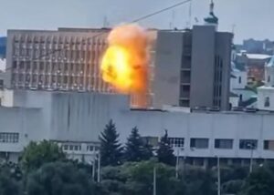 Дрон поцілив по будівлі ОВА в Сумах