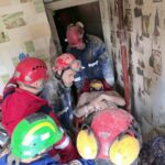 У Києві дістали чоловіка з-під завалів будинку