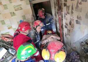 У Києві дістали чоловіка з-під завалів будинку