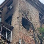 Київ після атаки: у стіні будинку величезна діра