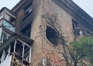 Київ після атаки: у стіні будинку величезна діра