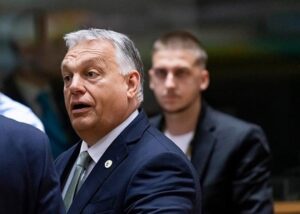 Орбан планує бюджетникам роздати гроші на житло