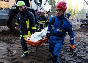 З-під завалів у Києві дістали ще 10 тіл