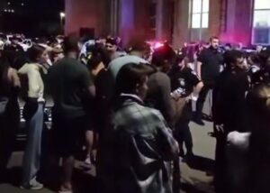 У Вінниці натовп намагався силою звільнити мобілізованих