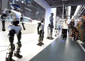 У Китаї відкрився торговий центр з продажу людиноподібних роботів