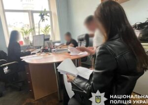 Судитимуть нотаріуса, яка з-за кордону через подругу вела бізнес в Україні