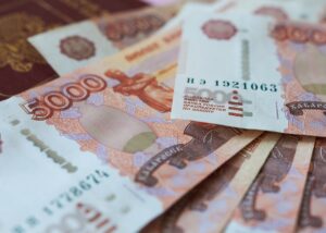 Росіяни виносять мільярди готівки з банків через перебої з інтернетом