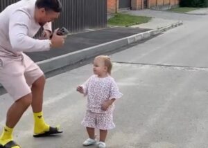 Усик розчулив танцями з однорічною донечкою