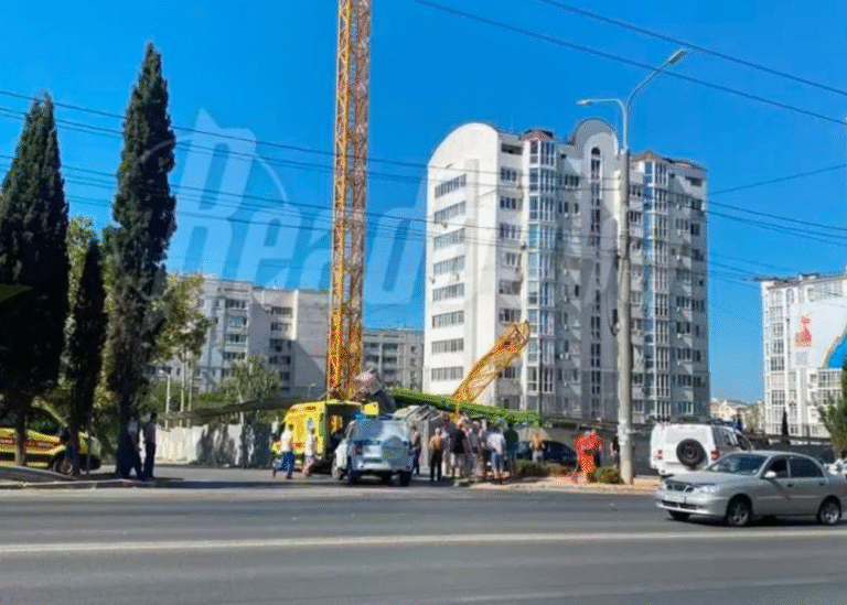 У Криму впав баштовий кран: є жертва і постраждалі