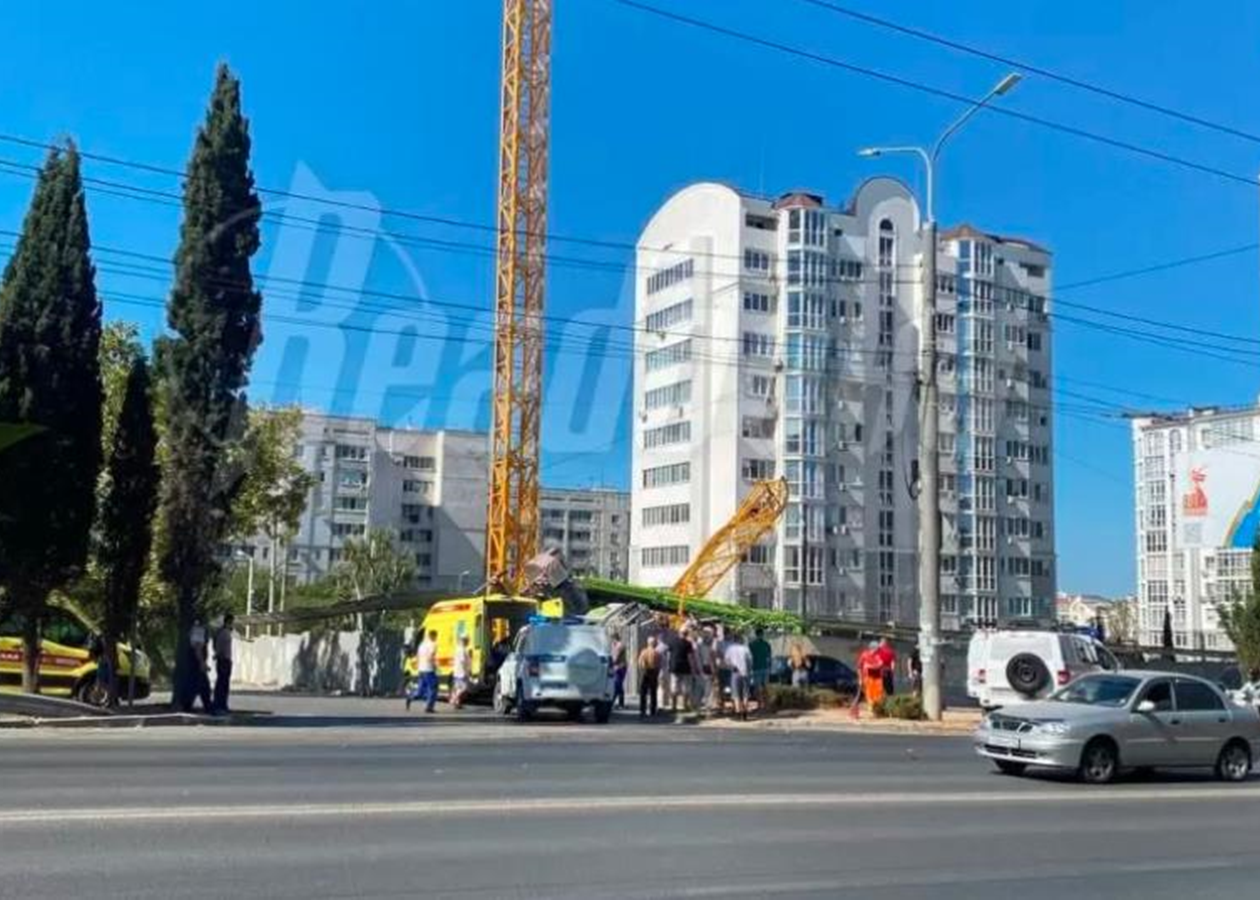 У Криму впав баштовий кран: є жертва і постраждалі