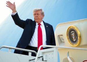 Трамп вилетів на Аляску на зустріч з Путіним