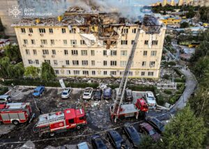 З’явилося відео удару по багатоповерхівці Харкова