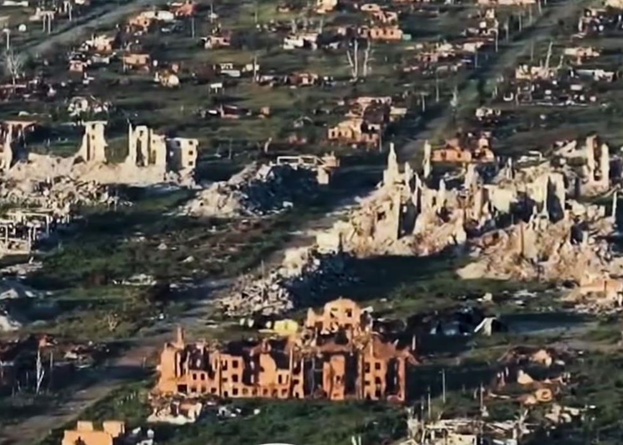 Груда каміння: військові показали, як виглядає Вовчанськ